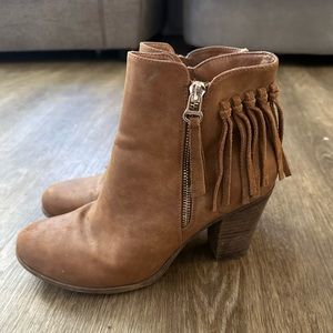 Call it spring size 10. Worn a couple times.